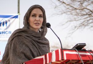 الممثلة الأمريكية أنجلينا جولي تلقي خطاب في بوركينا فاسو
