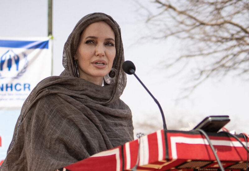 الممثلة الأمريكية أنجلينا جولي تلقي خطاب في بوركينا فاسو