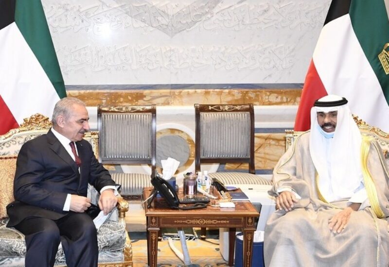 أمير الكويت الشيخ نواف الأحمد ورئيس الوزراء الفلسطيني محمد اشتيه