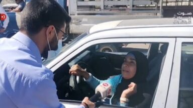 سيدة تنتظر دورها لتعبئة البنزين