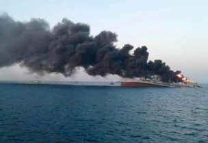 غرق سفينة إيرانية بعد اشتعال النيران فيها