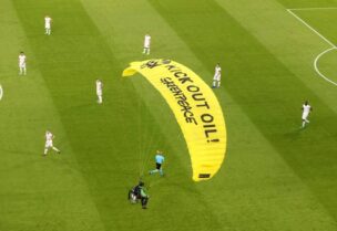 مشجع يقتحم مباراة فرنسا والمانيا بمظلة