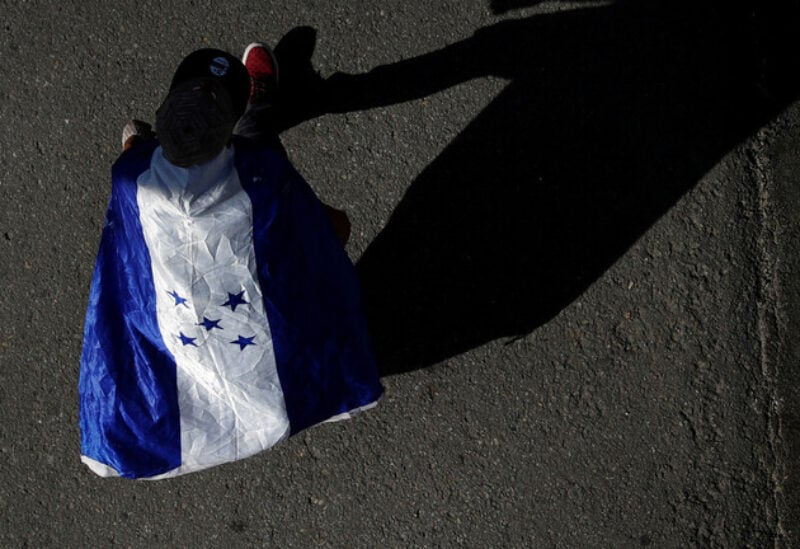 مواطن يحمل علم هندوراس
