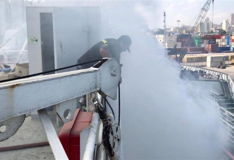 إخماد حريق سفينة راسية عند مرفأ بيروت