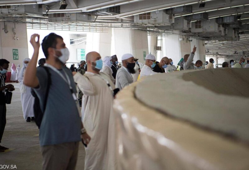 الحجاج يرمون الجمرات