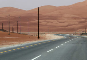 طريق في صحراء "الربع الخالي" بالسعودية