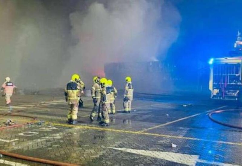 طواقم الإطفاء في ميناء جبل علي
