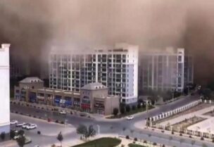 عاصفة رملية تبتلع مدينة في الصين