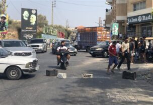 قطع طريق عام العباسية بالمكعبات الاسمنتية