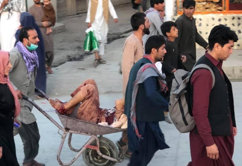 جرحى أفغان جراء الهجوم على مطار كابل