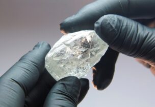 زجاج بصلابة مماثلة للماس