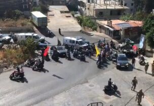 محاولة عناصر حزب الله إزالة صورة المغدور "حسن غصن"