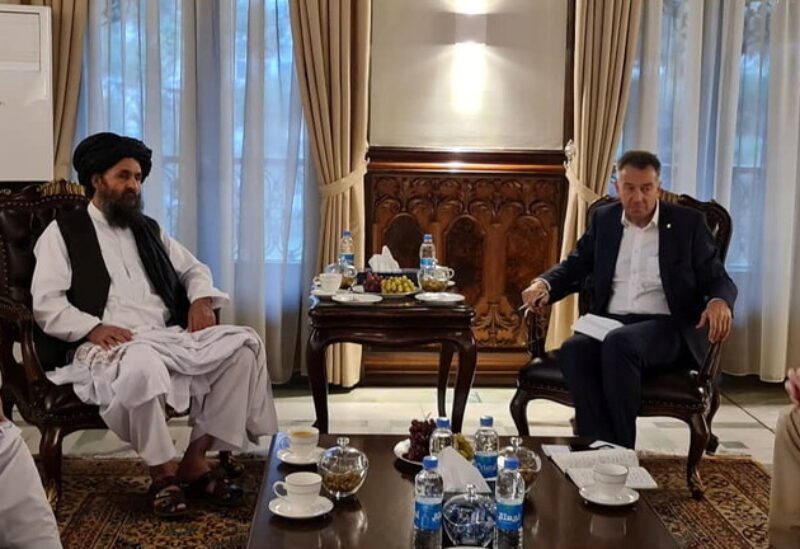 الملا برادار ورئيس اللجنة الدولية للصليب الأحمر