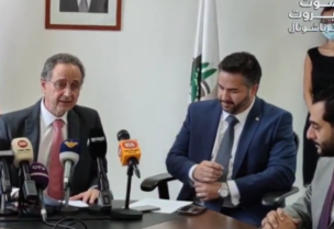 وزير الإقتصاد السابق راؤول نعمة ينهال بالبكاء