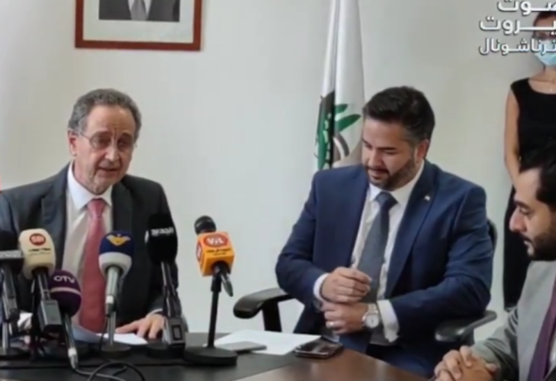 وزير الإقتصاد السابق راؤول نعمة ينهال بالبكاء