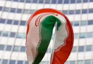 علم إيران أمام الوكالة الدولية للطاقة الذرية