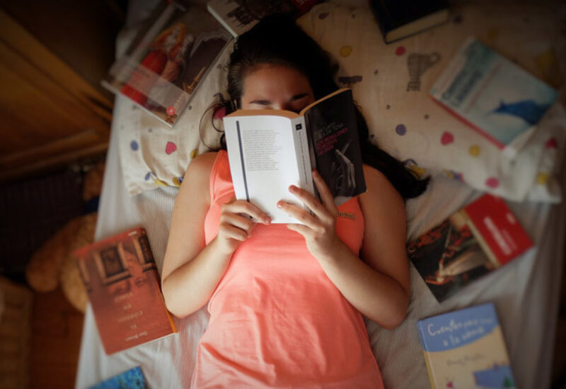 فتاة تقرأ كتاب- تعبيرية