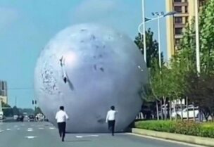 كرة عملاقة تخرج عن السيطرة