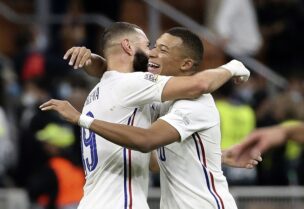 نجما المنتخب الفرنسي مبابي وبنزيمة