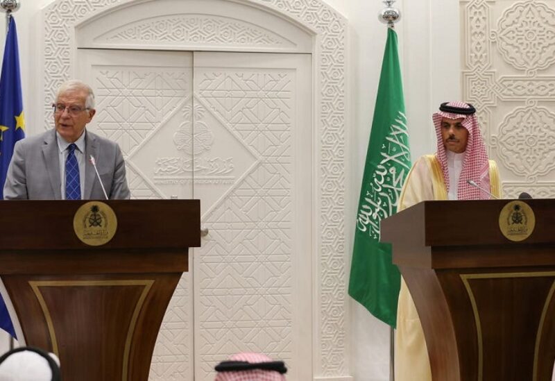 جوزيف بوريل ووزير الخارجية السعودي