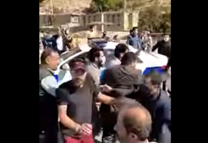 غاضبون يحاصرون موكب الرئيس الإيراني