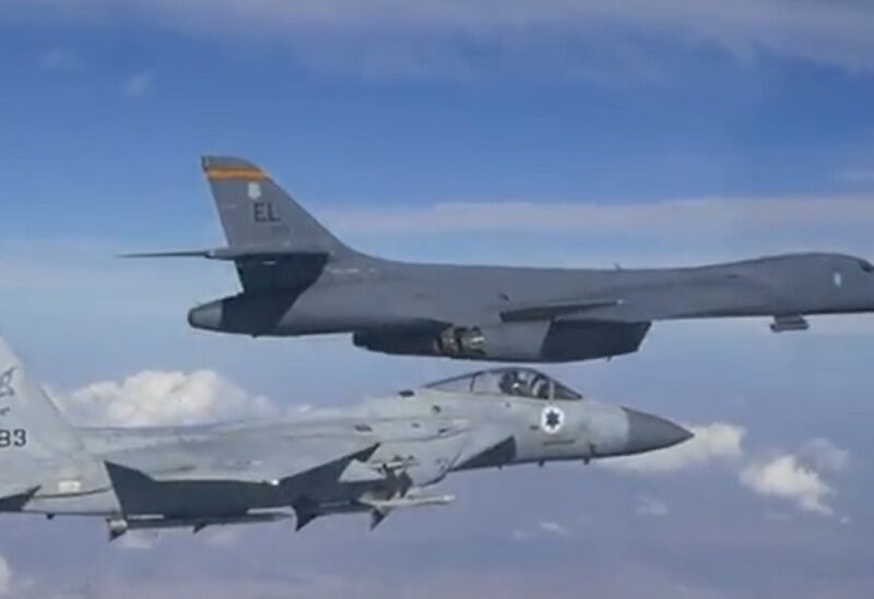 القاذفة أمريكية من "بي. 1 بي" B-1b ومقاتلة إسرائيلية من نوع "إف 15"