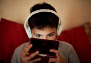 الاستعمال الأجهوة الالكترونية لها تأثير سلبي على الأطفال
