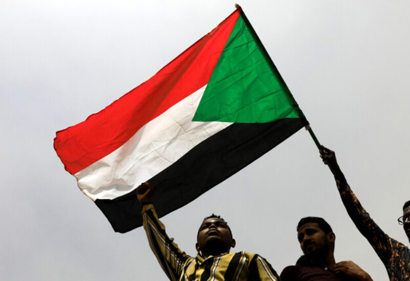 مواطنون يرفعون علم السودان