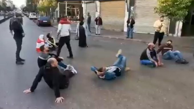 مواطنون يفترشون الطريق احتجاجا على الاوضاع
