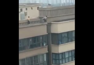 طفل يقفز بين مبنيين شاهقين جداً في الصين