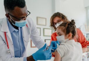 بعض الدول سمحت على تلقيح الأطفال ضد كورونا