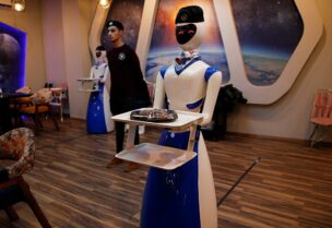 روبوتات في مطعم عراقي
