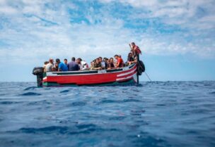 قارب للمهاجرين في وسط البحر