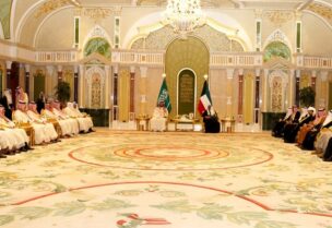 أمير الكويت خلال استقباله ولي العهد السعودي