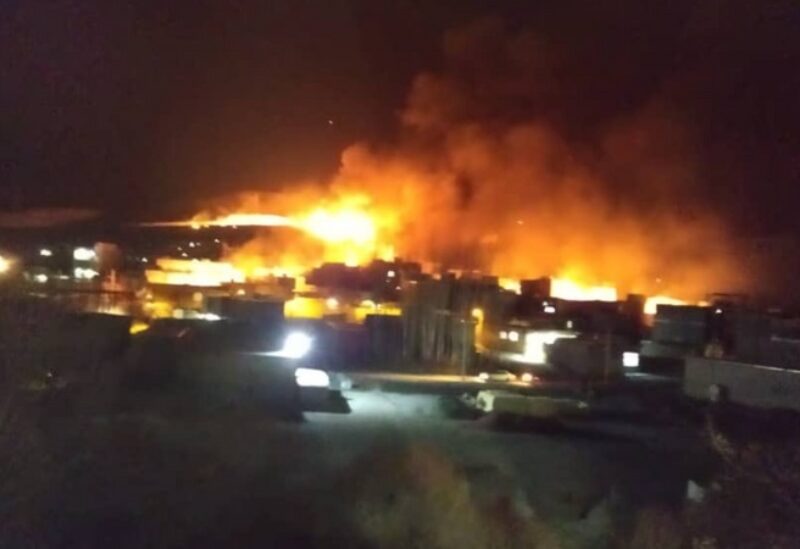 حريق هائل جراء انقلاب شاحنة وقود غربي إيران