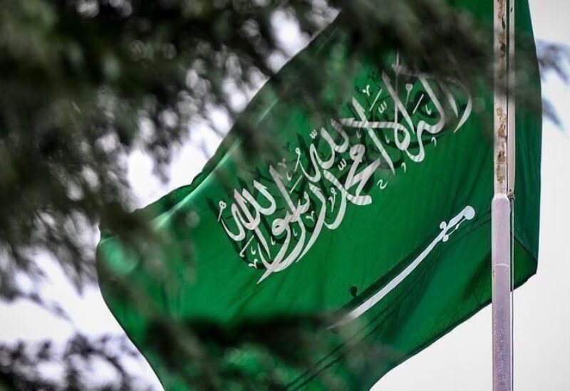 لبس الكمامة في الأماكن المغلقة فقط
