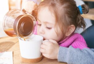 طفلة تشرب الع