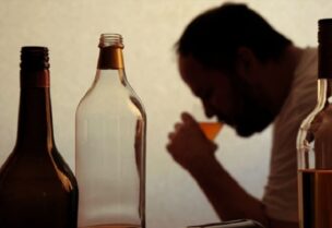 نحيرات طبية في بريطانيا من مخاطر شرب الخمر في المنزل