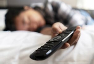 النوم أمام التلفزيون يجعلك متعباً