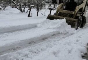 فتح الطرقات المقطوعة بسبب الثلوج
