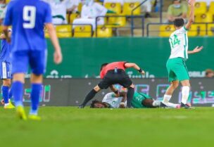 محاولة إنقاذ لاعب بلع لسانه