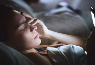 ضوء الهاتف يدمر البشرة