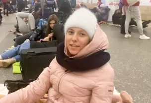 فتاة أوكرانية تردد أغنية تقول "هناك سوف تحرق النار من أجل الحق في العيش بحرية"