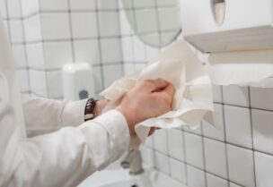 استخدام المناديل الورقية أفضل 10 مرات من مجففات الهواء