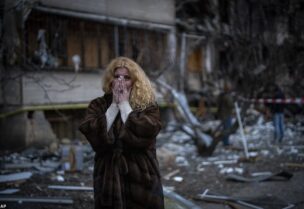 امرأة أوكرانية وسط دمار الحرب