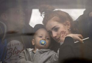نساء وأطفال أوكرانيون يهربون من منازلهم