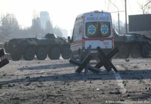 سيارة إسعاف في أوكرانيا وسط دمار الحرب