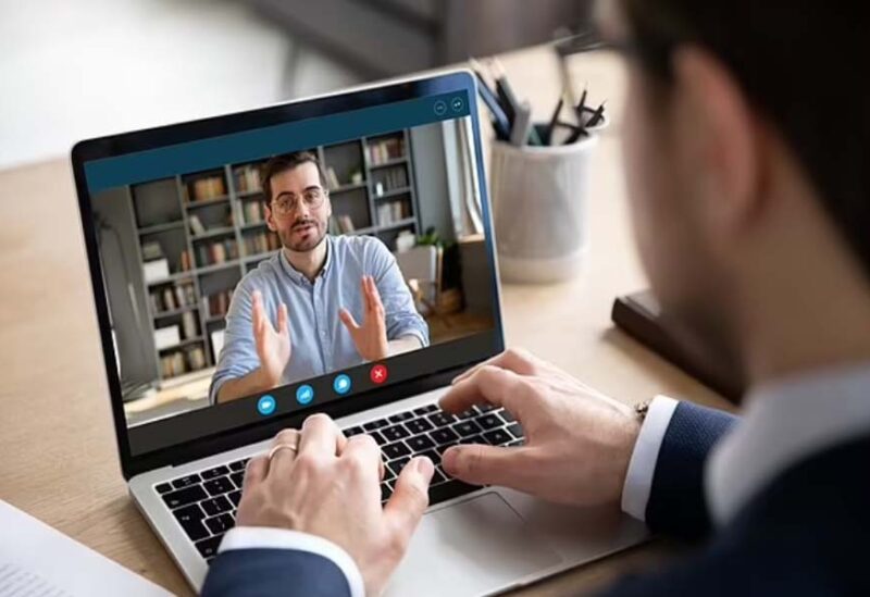 مقابلة عبر تقنية الأونلاين