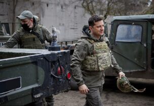 الرئيس الأوكراني يشارك في القتال