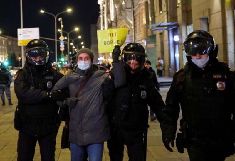 الشرطة الروسية تعتقل أحد المحتجين على غزو أوكرانيا